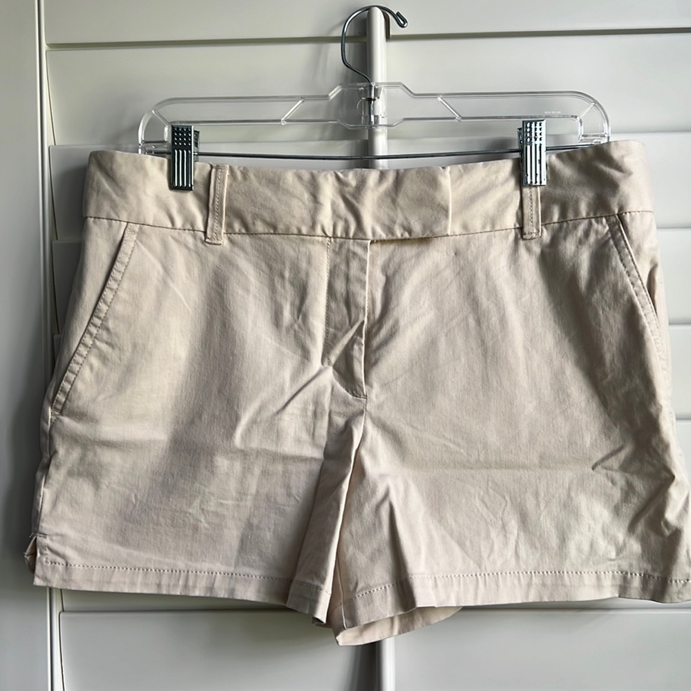 Ann Taylor LOFT “The Riviera Short” in Khaki, Size 8